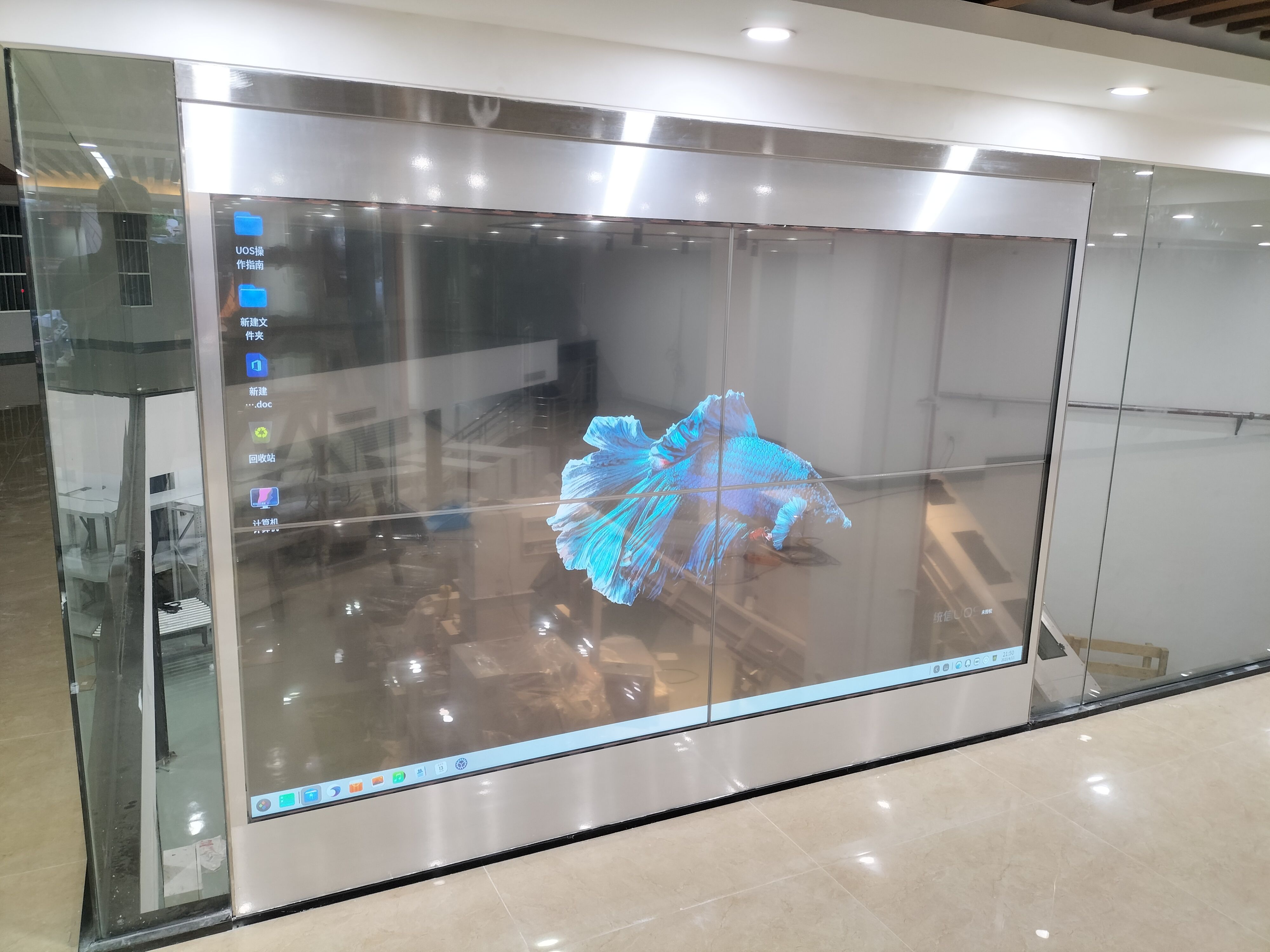 长春市OLED透明拼接屏：高清晰度和透明度的双重优势