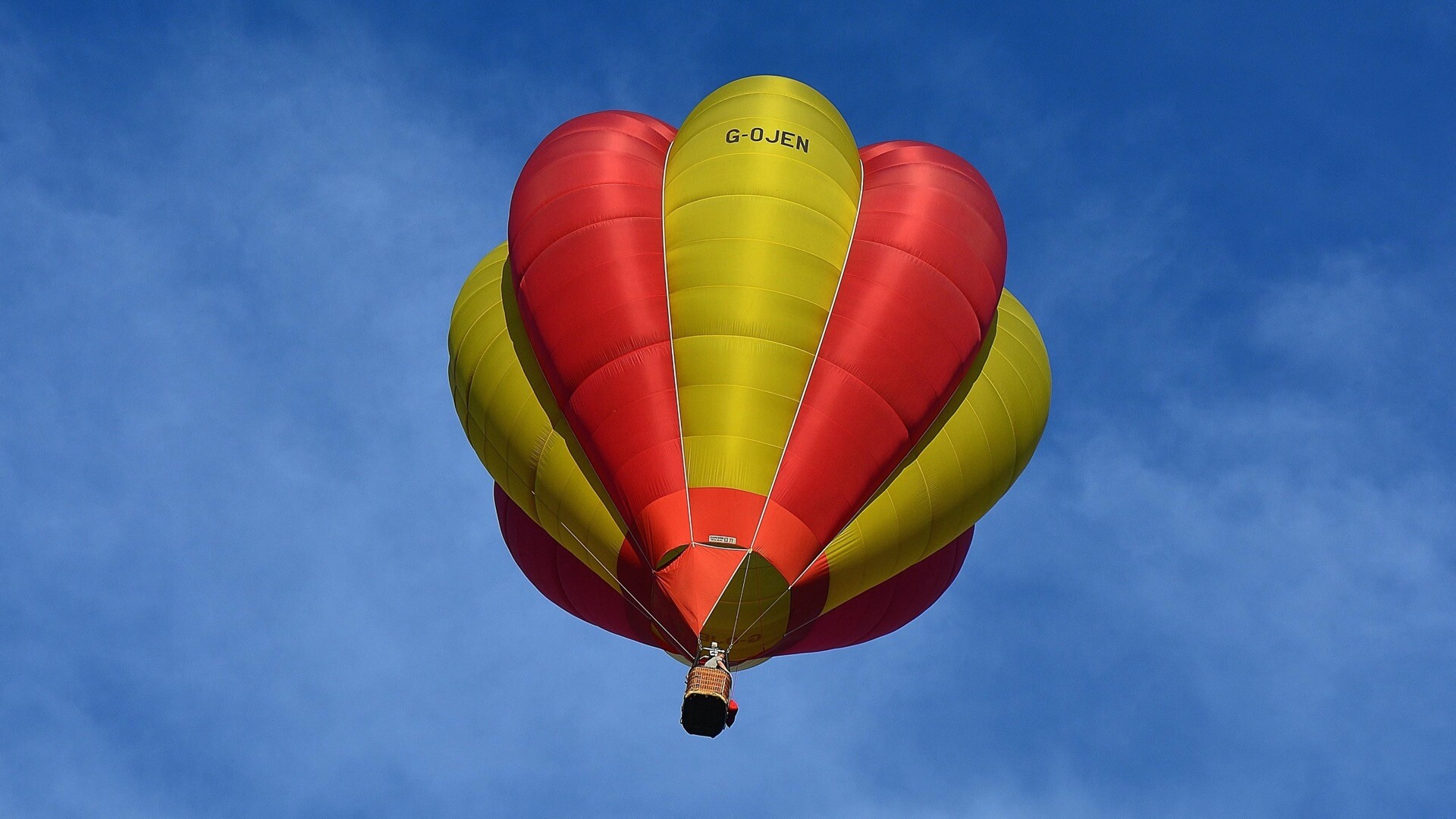 热气球(hot air balloon)是一个比空气轻,上半部是一个大气球状,下半