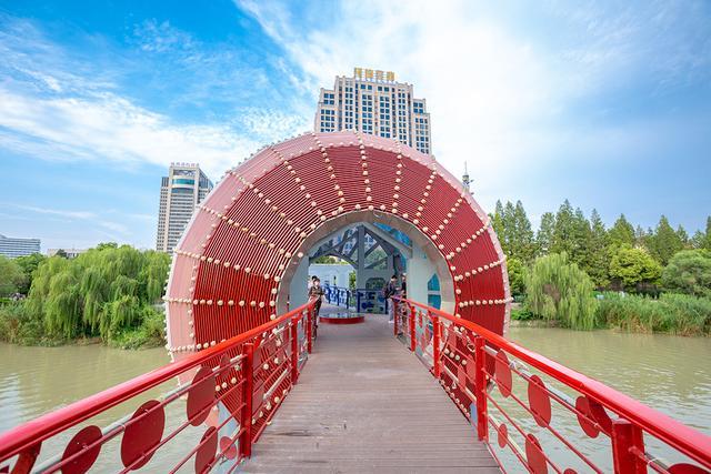 除此之外,在淮河两侧还有一个广场分别是以黄河和淮河来命名的,同时还