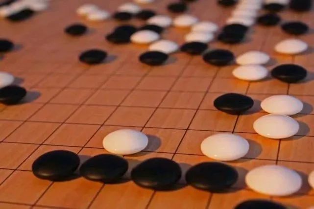 人类终于在围棋上赢了AI！业余棋手击败了顶级AI，但别高兴得太早