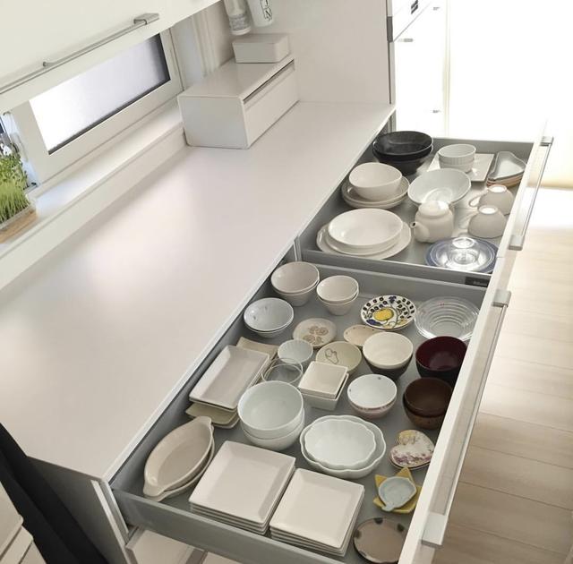 和家里其他地方的抽屉比较起来,厨房的抽屉的样式有大有小,还有拉篮式