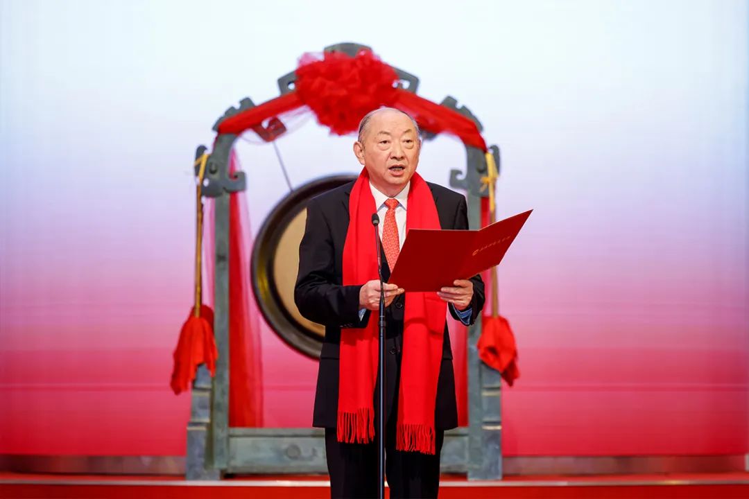 景新海1949年5月出生,现为公司董事长,中创公司董事长,潍坊中创执行