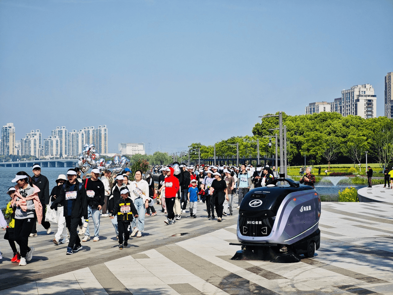 苏州金龙荣获首届无人扫地机器人演示比赛“竞技领跑奖”