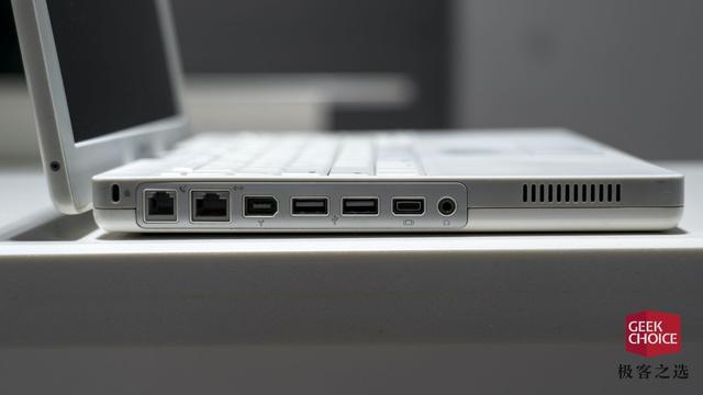 ibook g4 還有一點與現在的 macbook 不同,那就是豐富的接口支持.