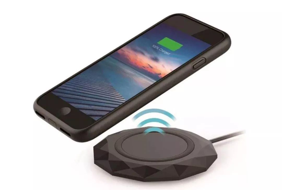 当充电平台的线圈产生交流电时,手机与他靠近就会产生一定的磁场,手机