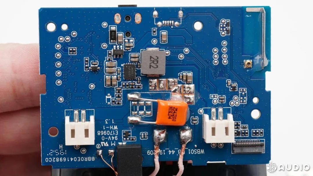 散热铝板与一元硬币的厚度对比.取出金属支架,主板位于音箱底部.