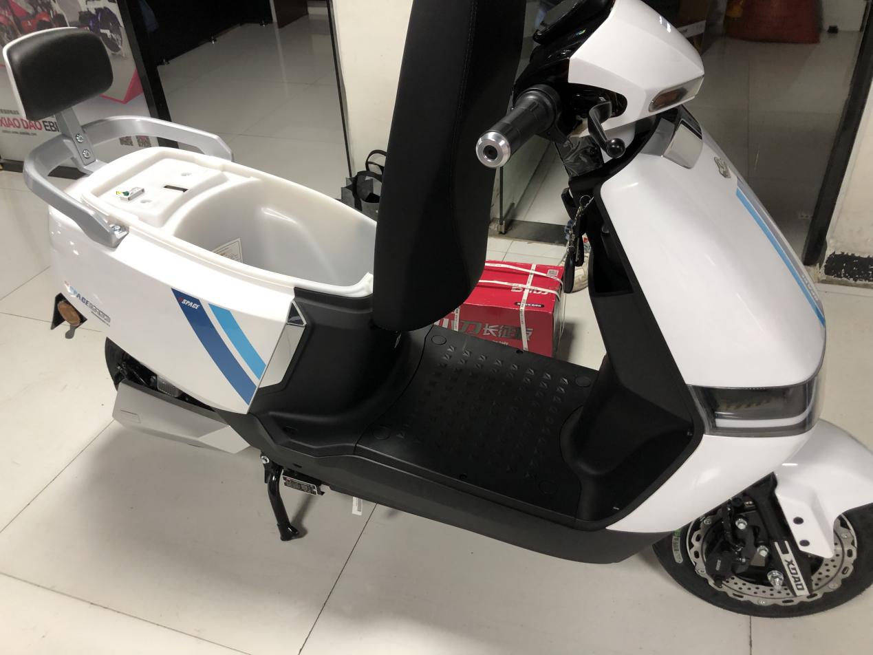 蓝领青年出行新选择小刀电动车启航长征版实力与颜值俱备