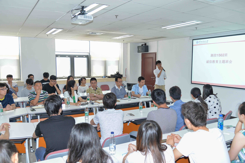 首先,班长杨汝非同学围绕家庭经济困难学生资助政策,贫困生认定程序