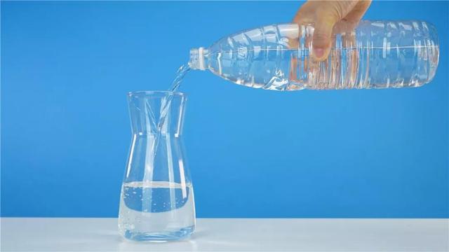 两个瓶子水怎样一样多如果给你一瓶水和一个空瓶你能让橡胶手套秒变