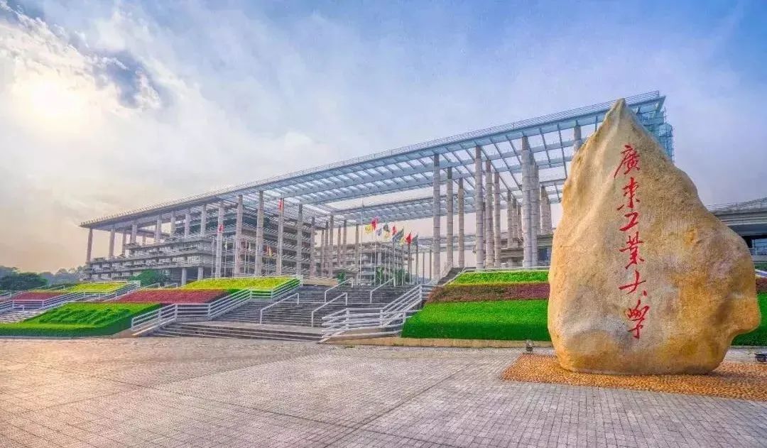 广东省高水平大学重点建设高校,学校坐落于中国南方名城广州,拥有大学