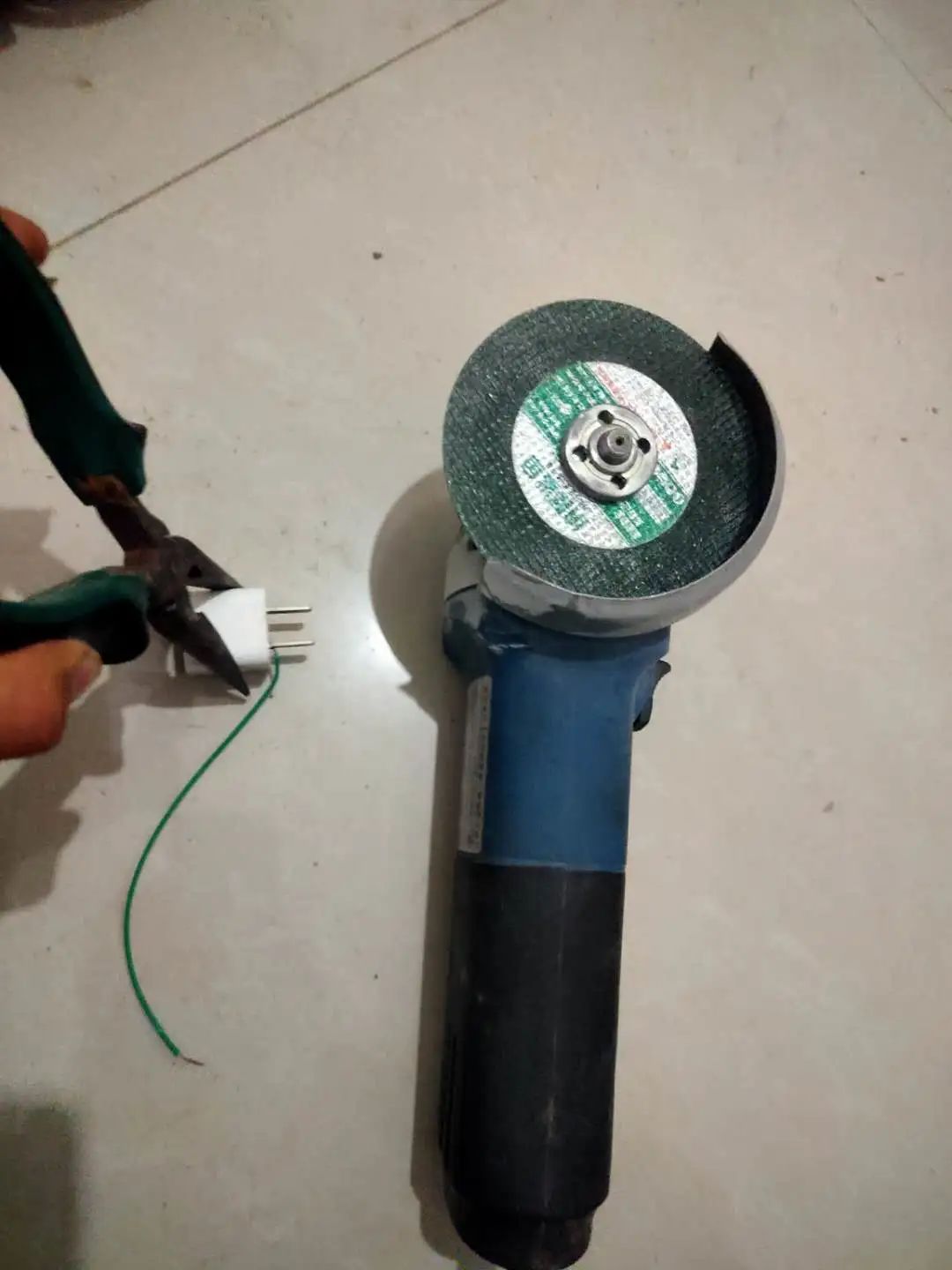 上手操作切掉充电器多余的插头(保证安全的前提下)接线,焊接,热熔胶