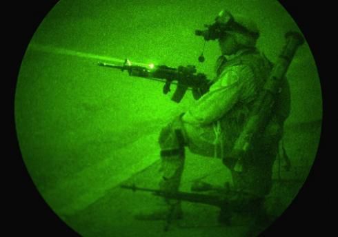 发明了一种夜视隐形眼镜,能够吸收紫外线至远红外线的光谱,让军人拥有