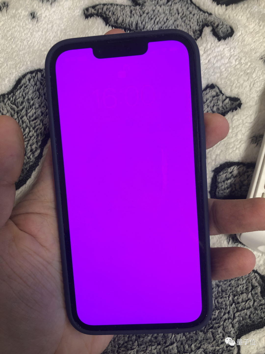 苹果11紫色摔坏图片