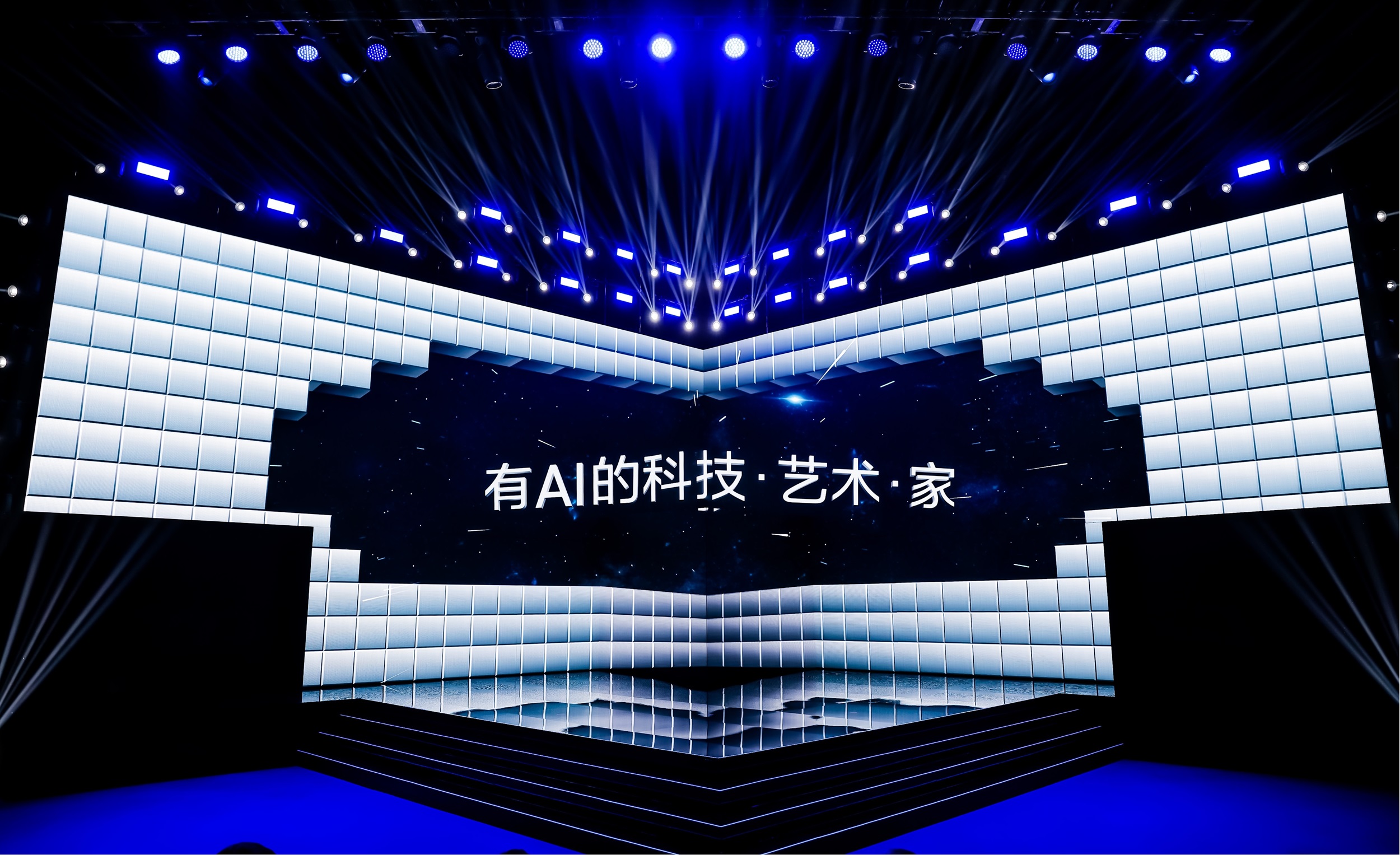 发布会上,金晨与三星电子大中华区首席市场官冯恩展开了一场关于"家"