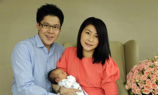 赫c 那个好学_吕燕妮追悼会,霍启刚携妻参加,郭晶晶站c位,网友:霍家真