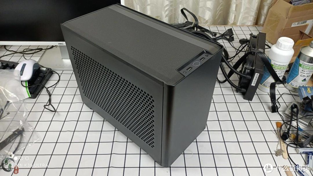 计算机电源卡扣酷冷至尊魔方nr200itx机箱体验那个机箱电源开关插头上