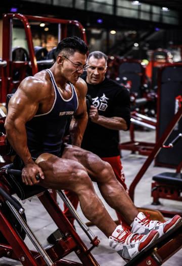 大家都知道高次数训练的一个好处,就是可以提高肌肉耐力.