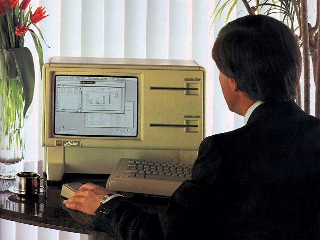 A man using an Apple Lisa computer.