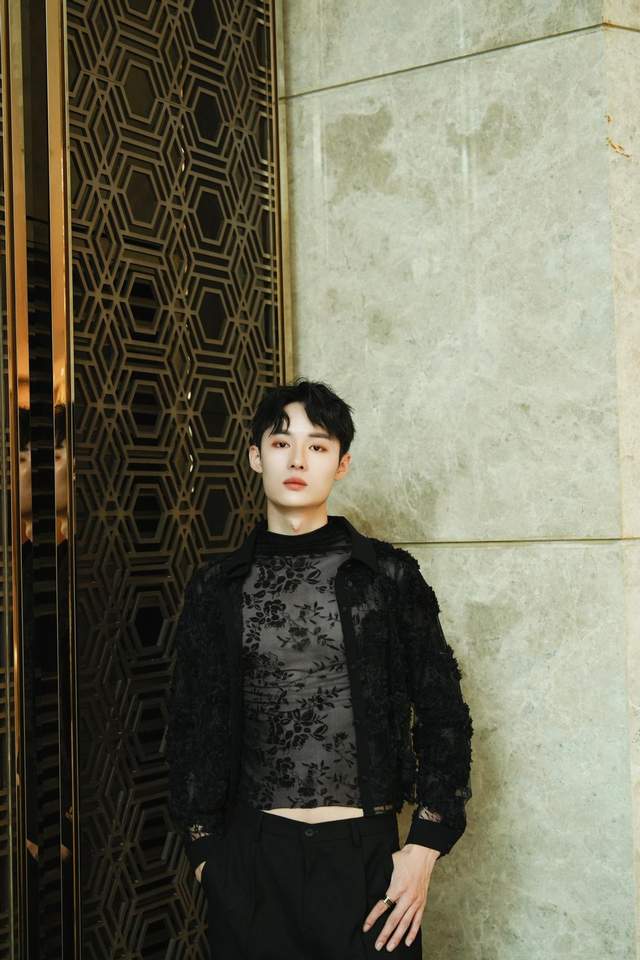 张霖浩身穿"镂空衣"出席星云奖,内娱幕后话题王让网友炸开锅