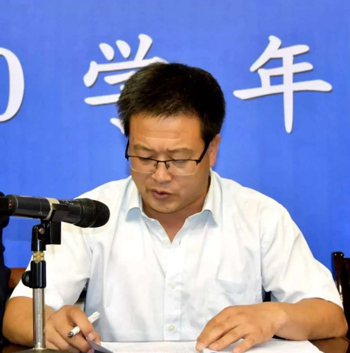 副校长戴小军主持政教主任张宽用宣读表彰决定本次开学典礼迎来了一批