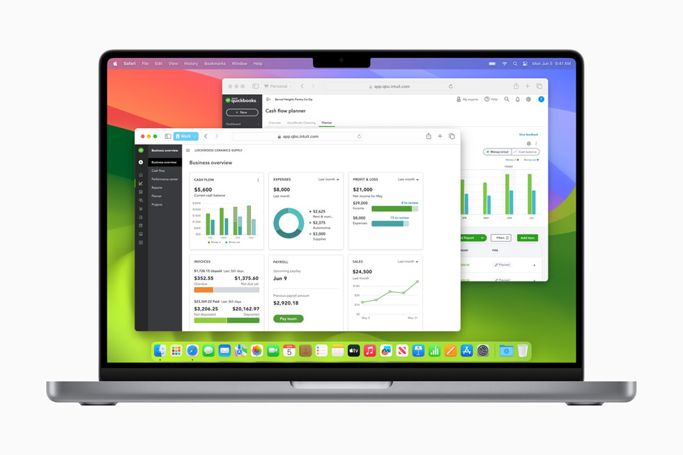 在 MacBook Pro 上展示 Safari 浏览器的全新用户场景功能。