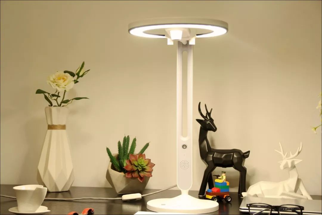 【ai名利场·产品】一盏智能台灯的高阶想象:属于孩子最好的学习陪伴
