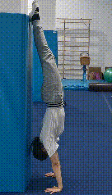 摆胯教学分解普修体操1靠墙倒立教学