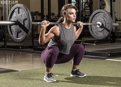 宽距深蹲,打造饱满翘臀