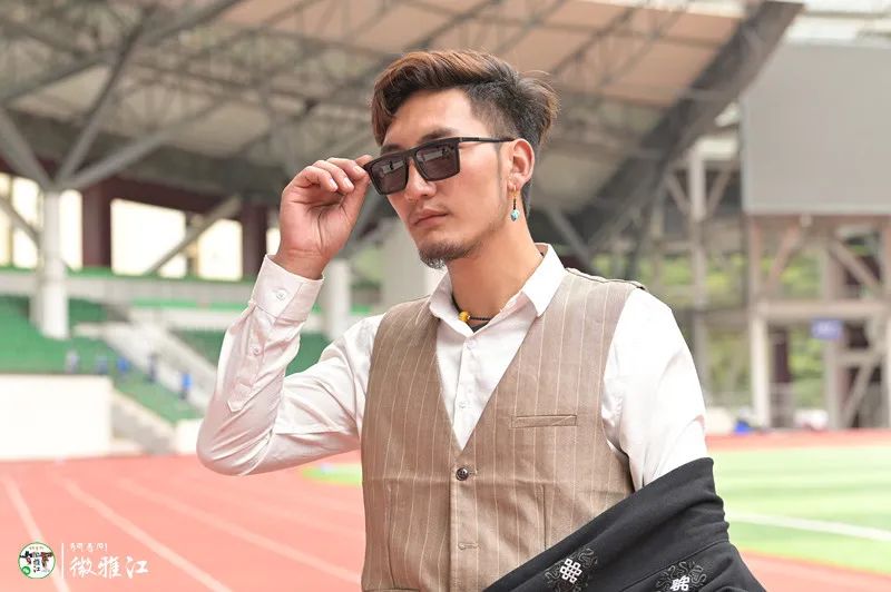 与耐心教导,照顾,陪伴这群学生学习成长图丨唐文豪55岁的布珠身材魁梧