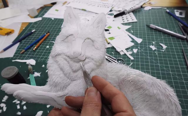 他手中的纸雕动物作品几乎涵盖了多种动物不管是天上飞的,水里游的,地