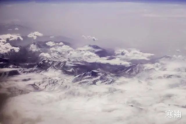 神仙通常都騰雲駕霧,而崑崙山恰好雲霧繚繞如同仙境.