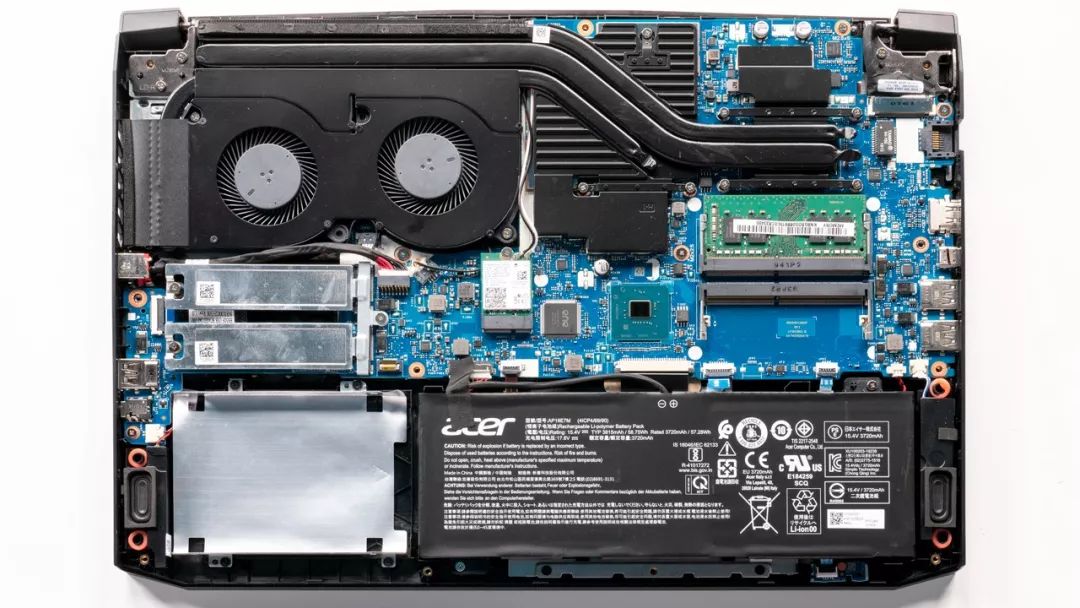 【猪王的良心结语】上图是宏碁暗影骑士4的拆机实拍图,3热管双风扇的