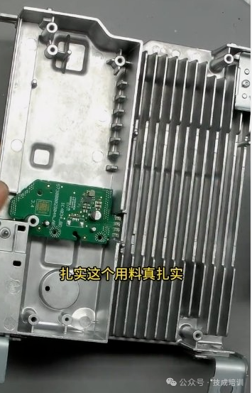 视频显示,小米su7的两大主控——智能驾驶主控,车机主控(智能座舱控制