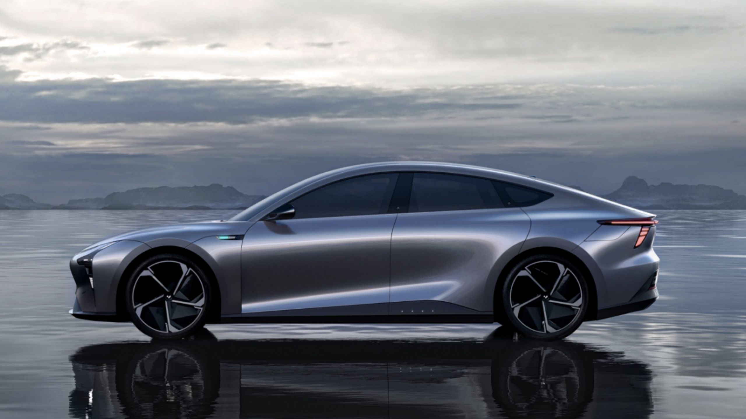 集度首款概念车,robo-01 及 robo-02 拥有一脉相承的设计理念.