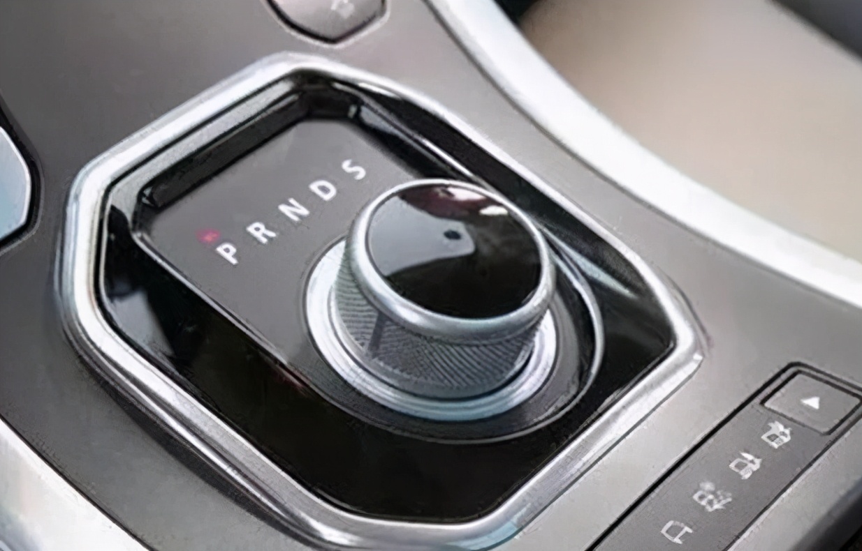 vb红绿灯自动切换自动挡车d挡和n挡直接切换能否不踩刹车直接换搜狐