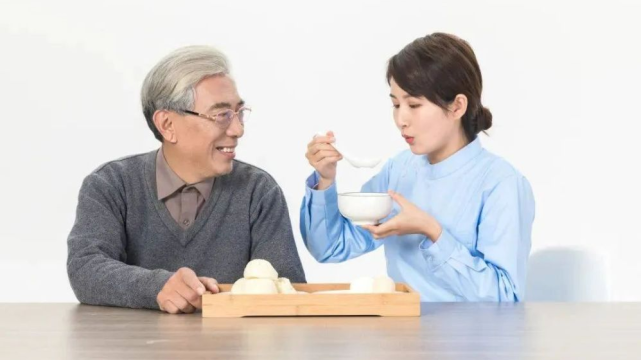 为什么老年人会经常性出现吃饭呛咳的情况 什么因素导致的