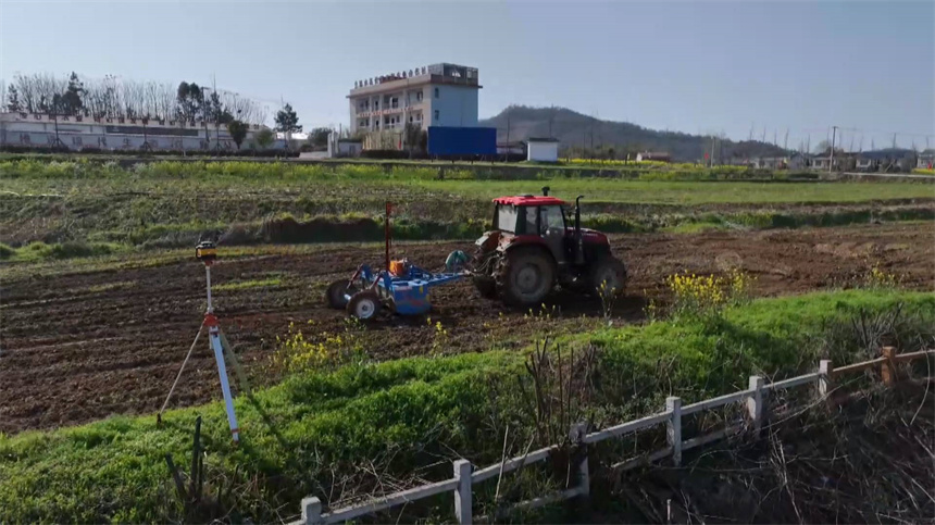 北斗激光平地机提高农机耕种效率