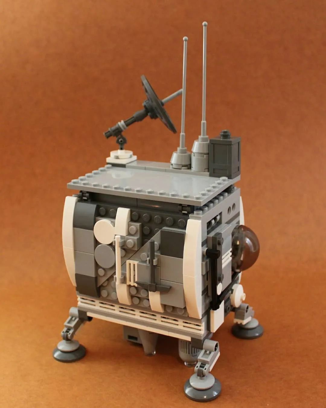 今天小编我给大家带来的是大师r194的创意乐高作品,这位大师的作品