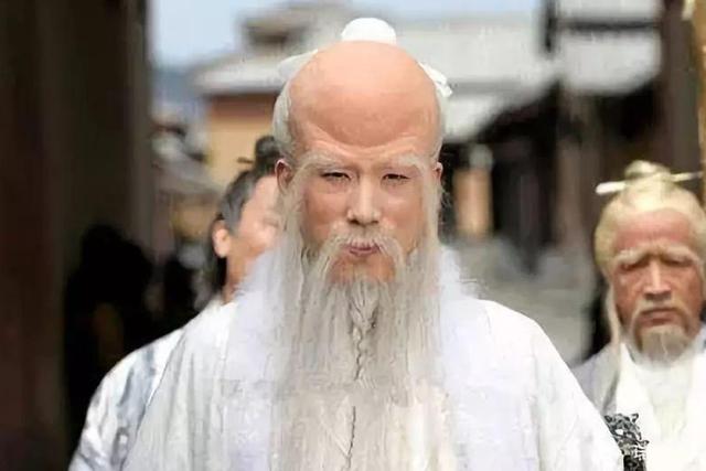 南极仙翁我们不妨看南极仙翁去上天找瑶池金母借旗时的表现,天界对他