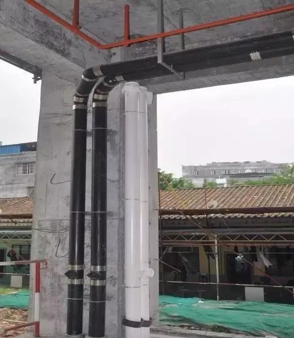 规范要求:不锈钢给水管道支架间距均匀合理,管道平直:pvc-u排水管道