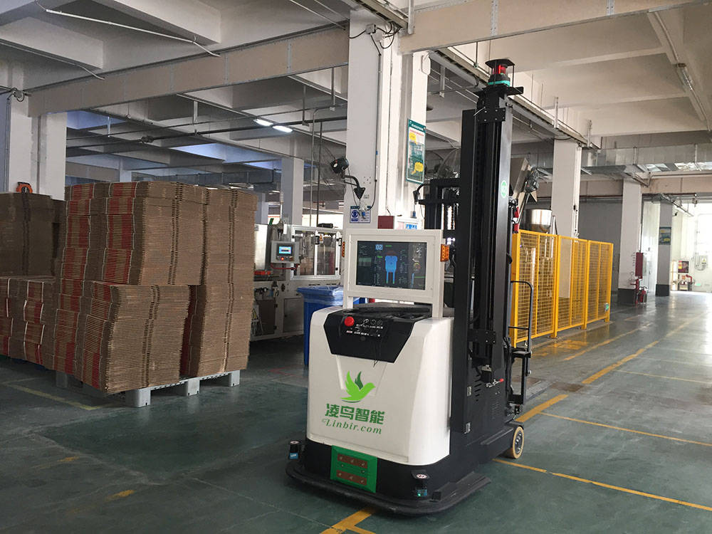 人工 VS AGV无人搬运机器人，AGV赋能中国智能制造