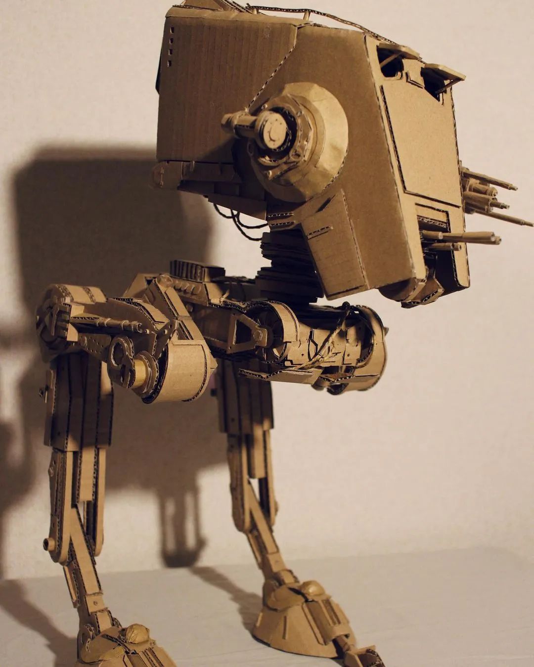 用废纸箱做手工机器人这位罕见的日本女军迷用纸箱瓦楞纸把二战坦克做