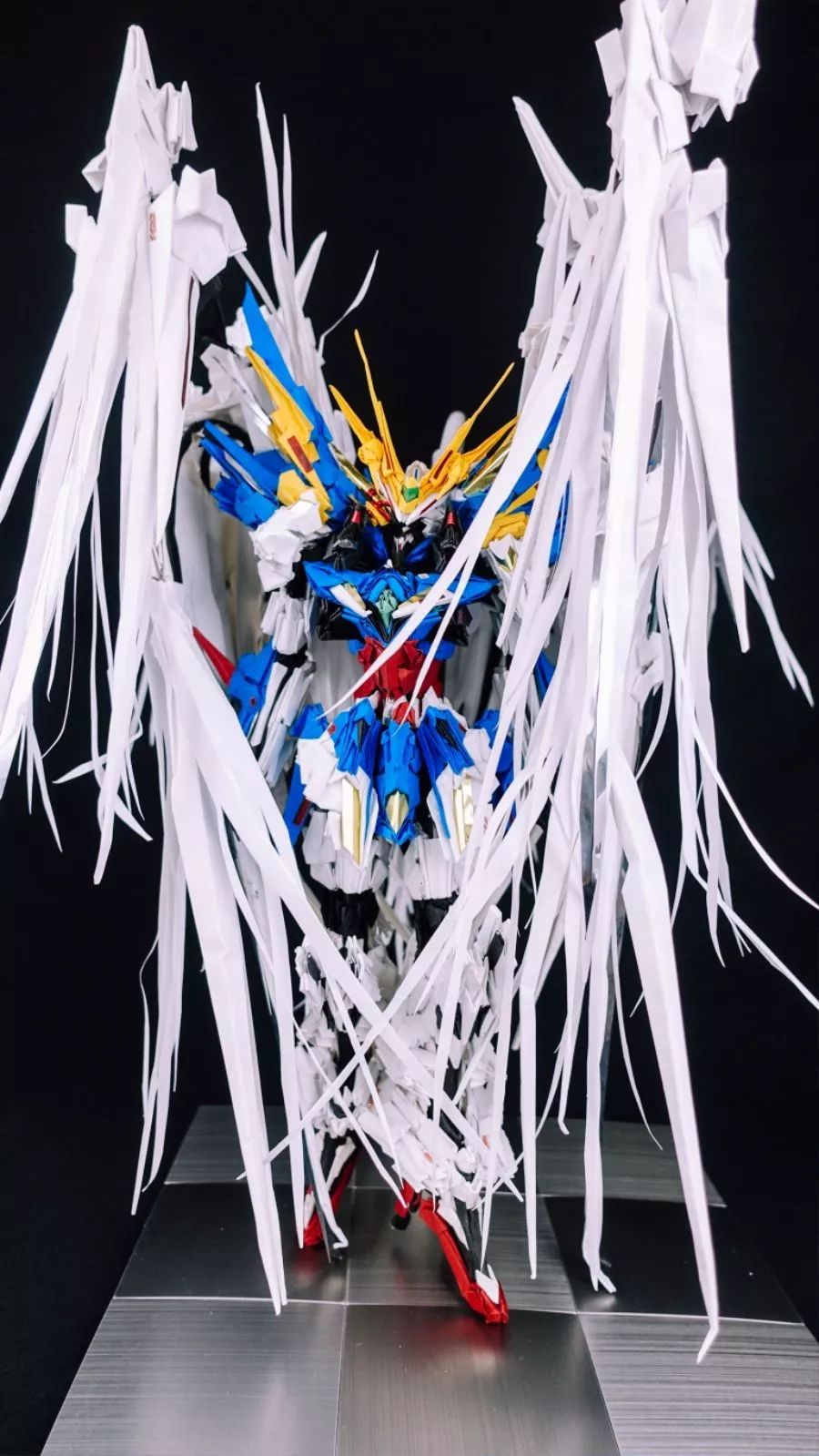 当然,作者制作这样的折纸高达,也不是第一次了,这个零式飞翼也是有