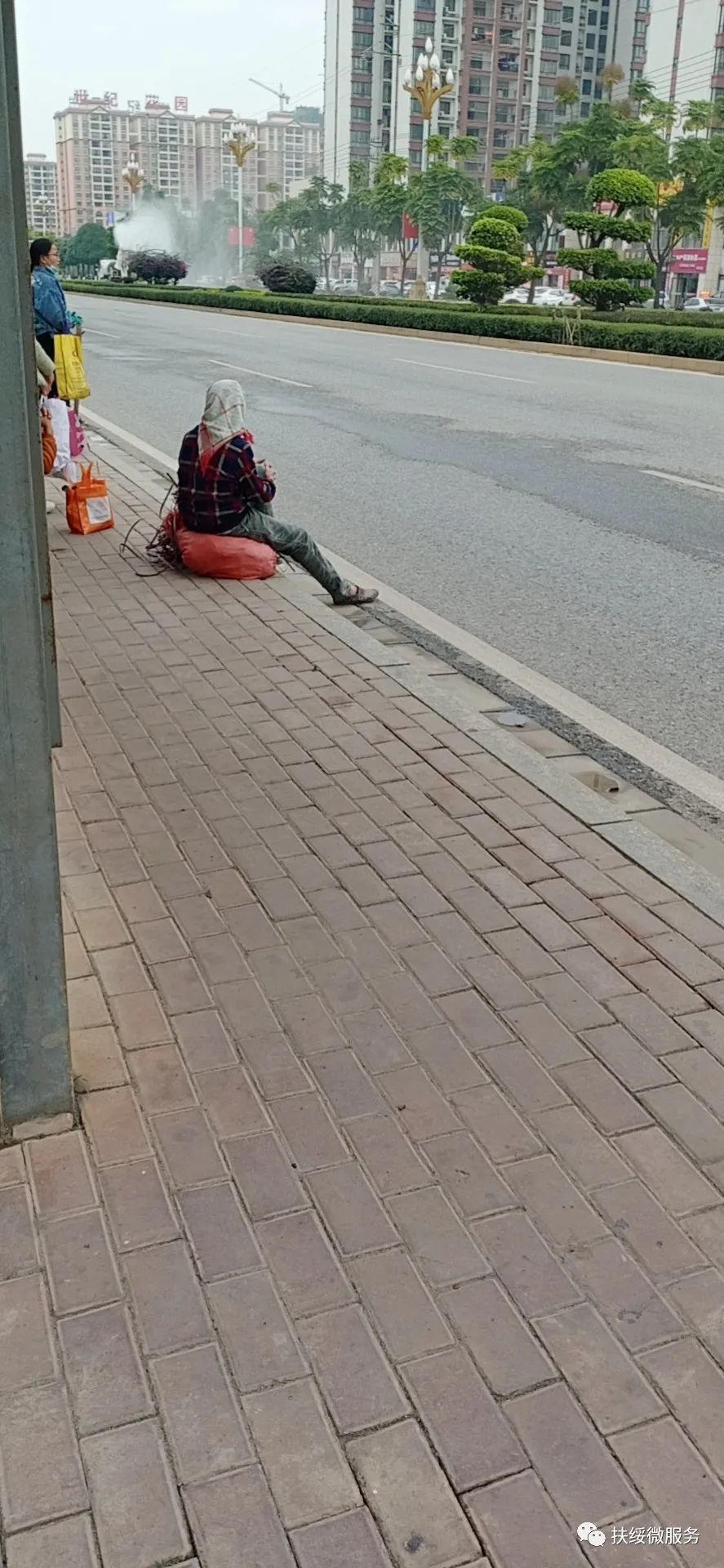 扶绥微服务2扶绥有人这样坐在路边等车安全意识哪去了