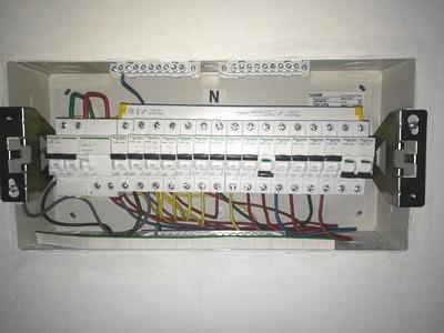 并线接插座家用配电箱里有两根金属排哪个是零排哪个是地排如何接线