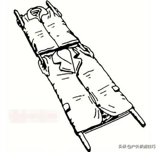 3,两端再用十字绑法,固定两根横杆,避免衣物滑动,让担架更稳定.