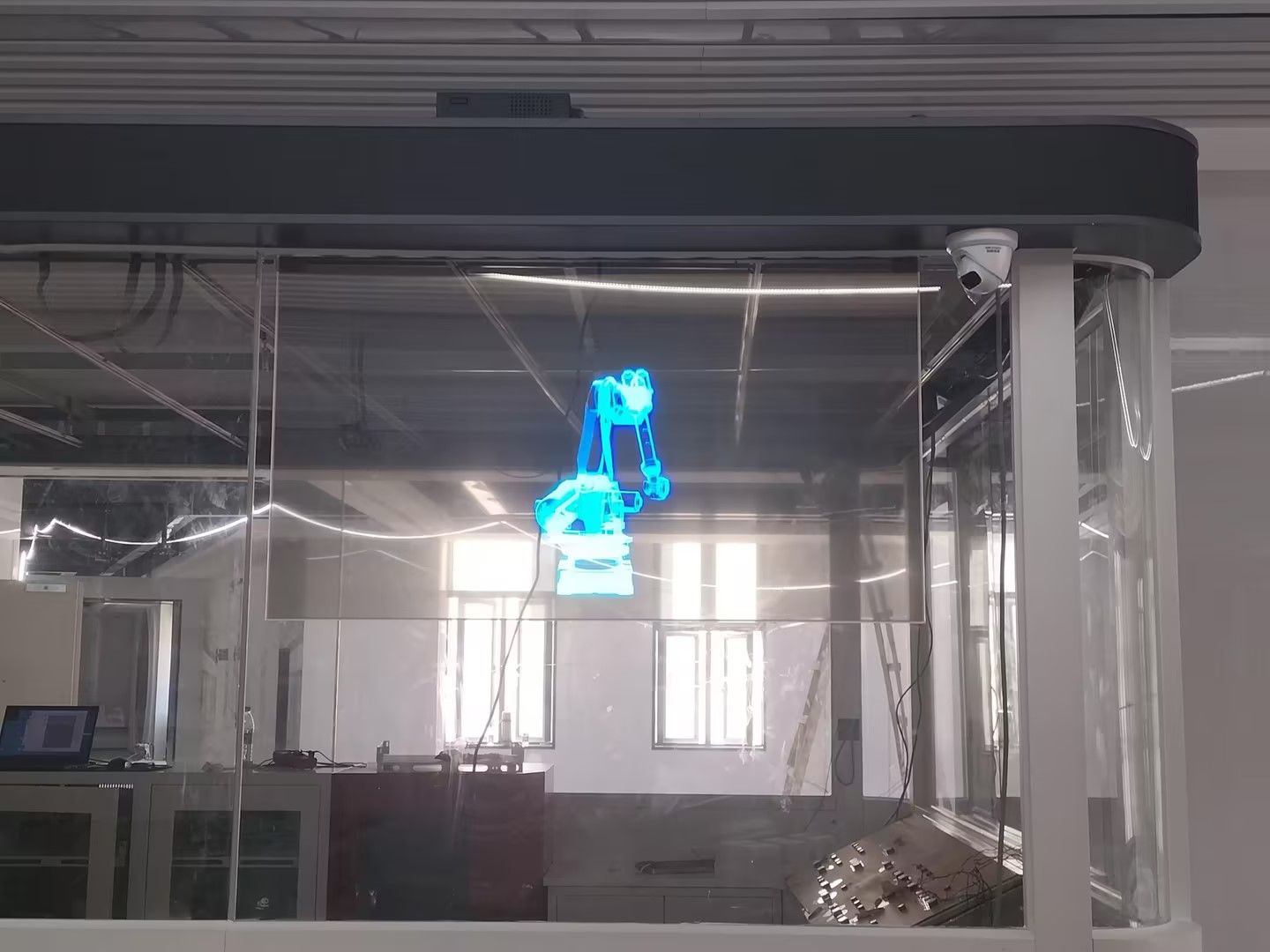 画面清晰如真：OLED透明拼接屏在金华市的画质表现