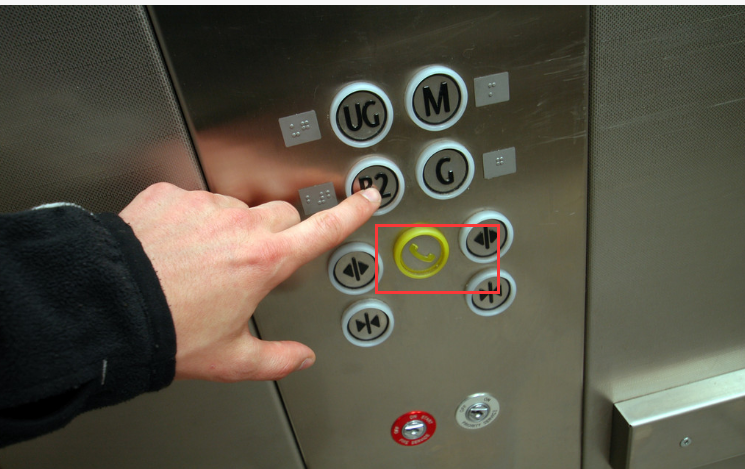 还可以按下电梯标盘的警铃或电话按钮