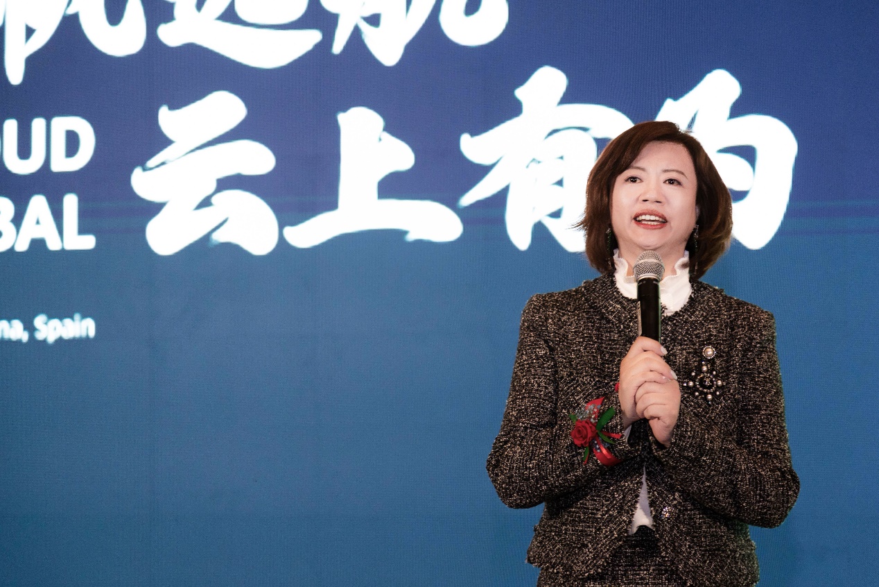 华为云全球marketing与销售服务总裁石冀琳发表开场致辞,她表示:"数字