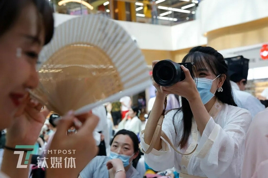 张弘一在汉服活动现场跟拍采访对象。